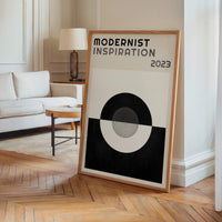 Le tableau accroché en situation dans un intérieur meublé.