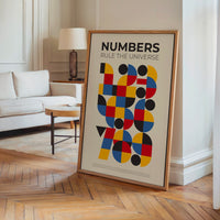 Le tableau accroché en situation dans un intérieur meublé.
