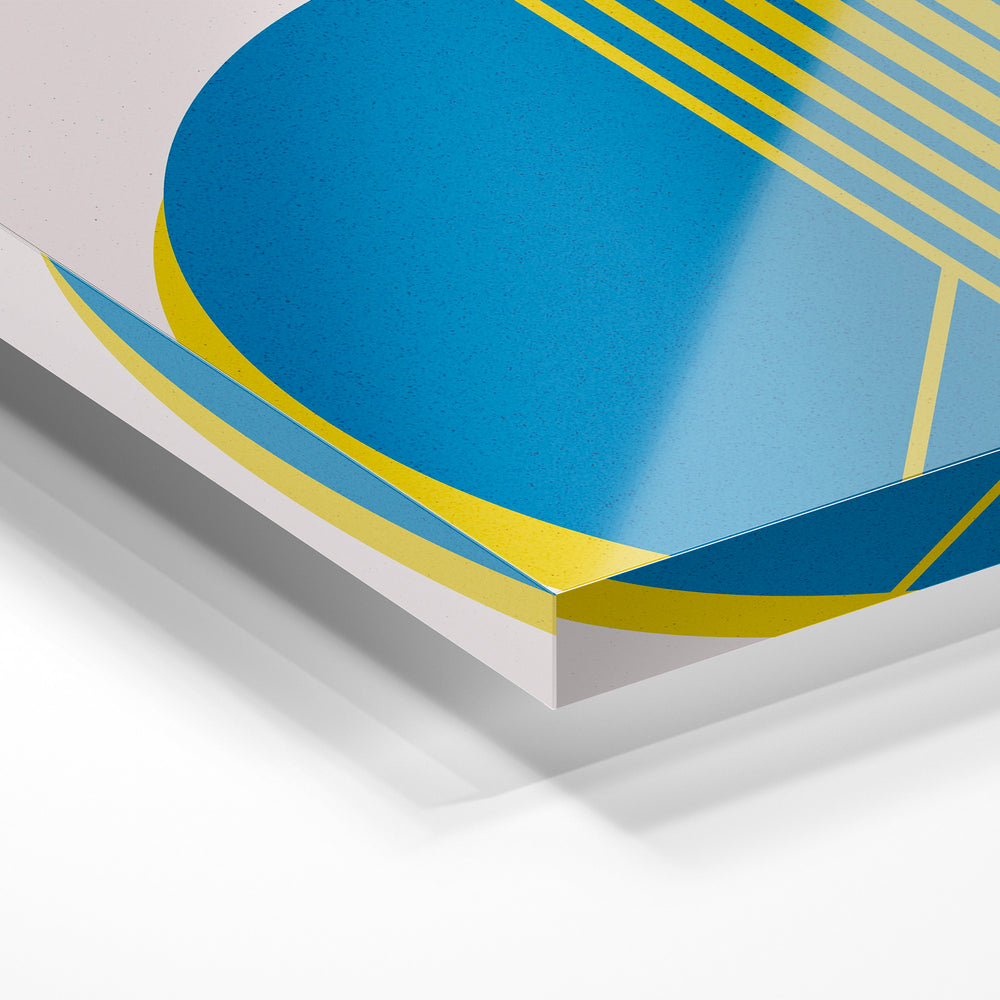 Gros plan de la matière : le tirage sous verre acrylique, tranche transparente visible.