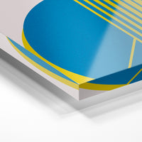 Gros plan de la matière : le tirage sous verre acrylique, tranche transparente visible.