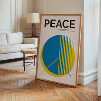 Le tableau accroché en situation dans un intérieur meublé.