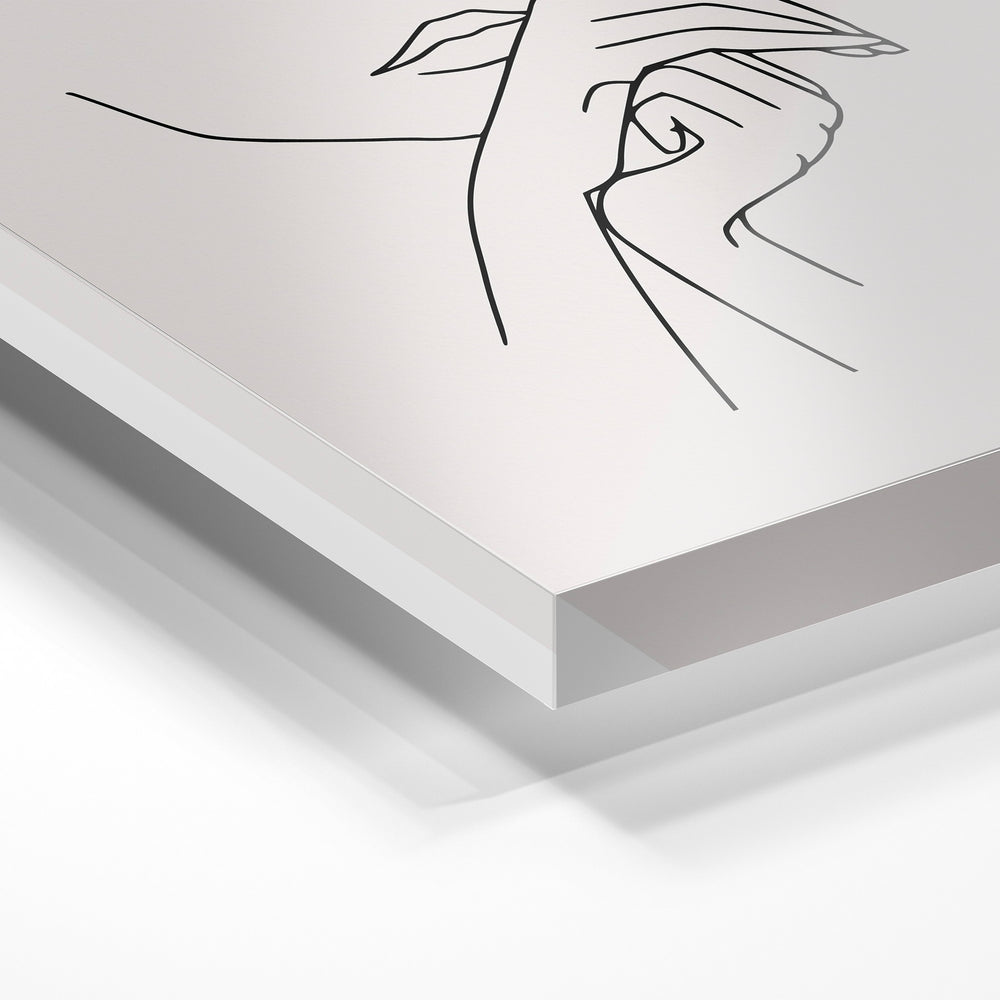 Gros plan de la matière : le tirage sous verre acrylique, tranche transparente visible.