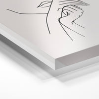 Gros plan de la matière : le tirage sous verre acrylique, tranche transparente visible.