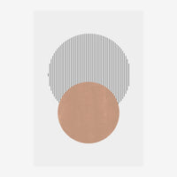 Composition abstraite minimaliste : un cercle beige-rosé placé sous une arche composée de fines lignes verticales noires sur.