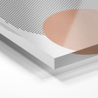 Gros plan de la matière : le tirage sous verre acrylique, tranche transparente visible.