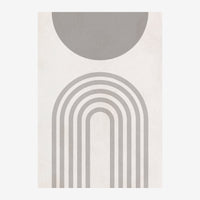 Composition minimaliste sur fond beige clair avec un demi-cercle gris en haut et des arcs concentriques gris au bas, séparés.