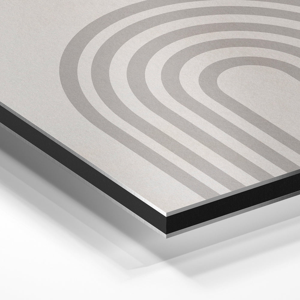 Gros plan de la matière : le tirage contrecollé sur aluminium Dibond mat, tranche visible.