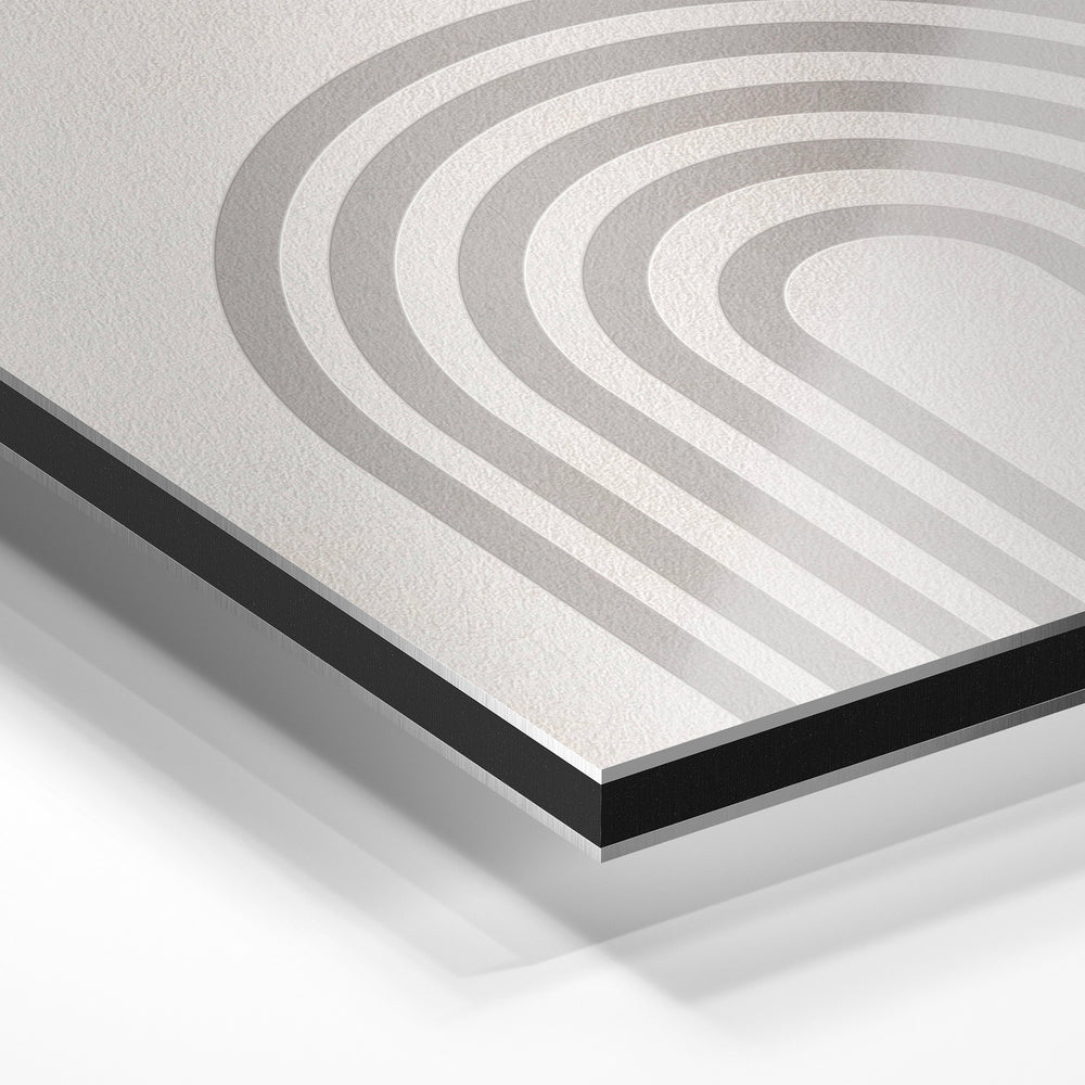 Gros plan du relief : la surépaisseur d'encre en lumière rasante sur aluminium Dibond.