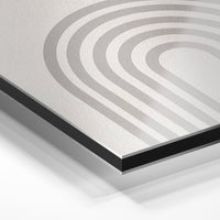 Gros plan du relief : la surépaisseur d'encre en lumière rasante sur aluminium Dibond.