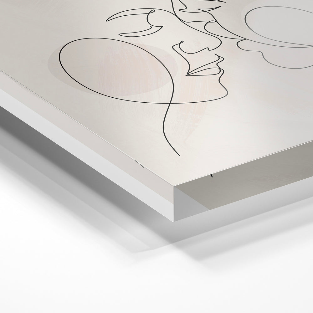 Gros plan de la matière : le tirage sous verre acrylique, tranche transparente visible.
