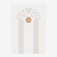 Composition minimaliste avec des arcs concentriques en beige formant une arche, surplombant un cercle marron clair en haut.