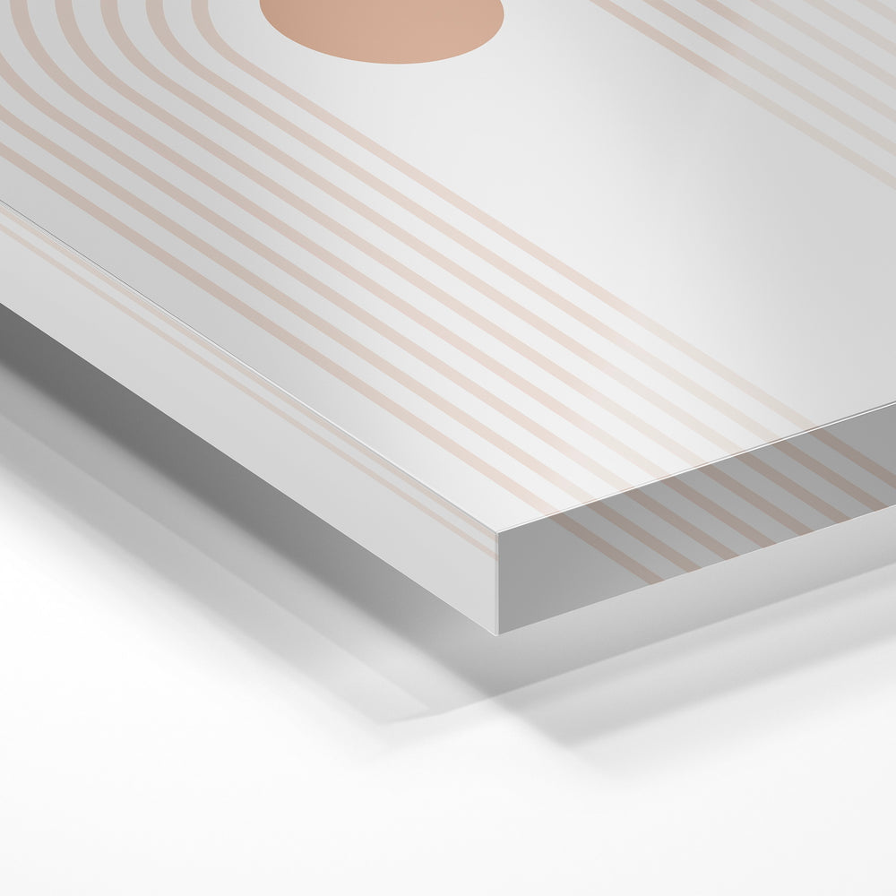 Gros plan de la matière : le tirage sous verre acrylique, tranche transparente visible.