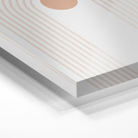 Gros plan de la matière : le tirage sous verre acrylique, tranche transparente visible.