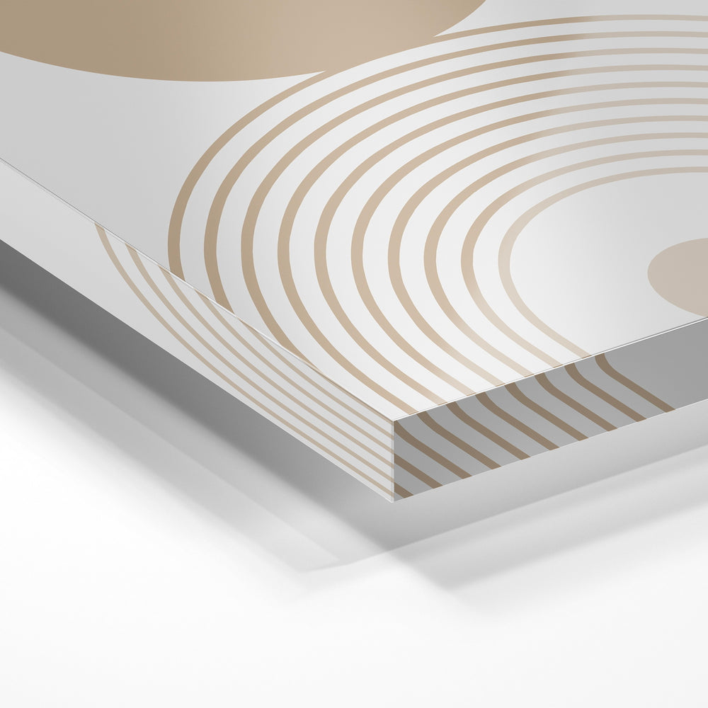 Gros plan de la matière : le tirage sous verre acrylique, tranche transparente visible.