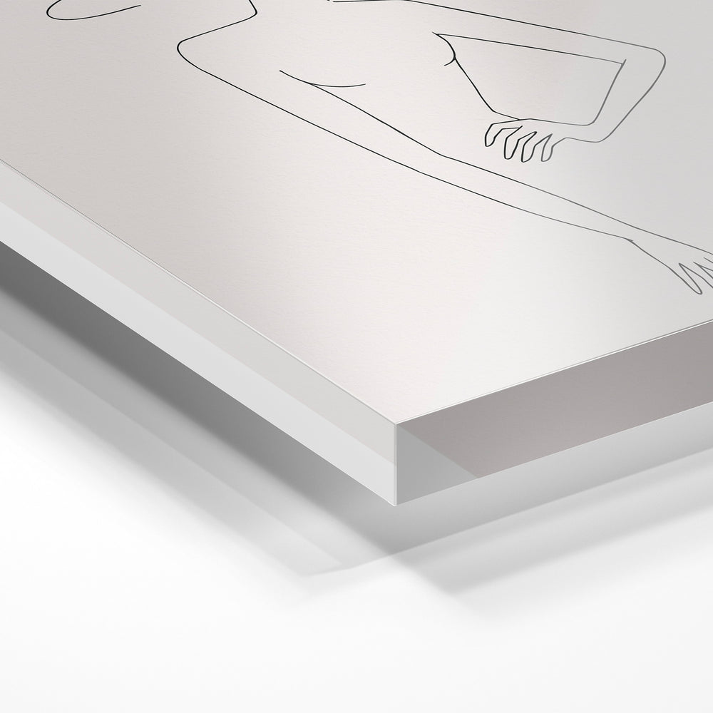 Gros plan de la matière : le tirage sous verre acrylique, tranche transparente visible.