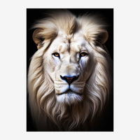 Portrait frontal d'un lion blanc aux yeux or, crinière épaisse, sur fond noir.