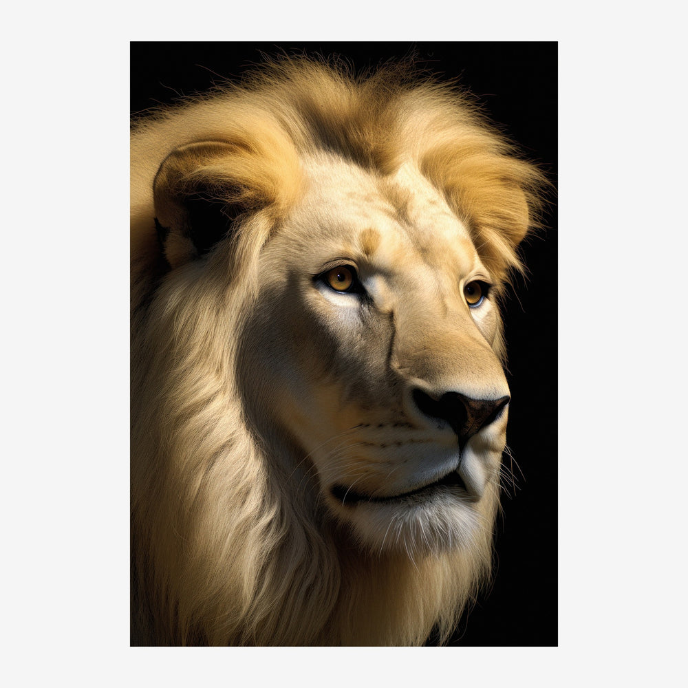 Portrait de lion aux yeux bleus, vue de profil, avec une crinière crème et or sur fond noir intense.