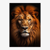 Portrait frontal d'un lion aux yeux dorés, crinière riche en nuances d'or et brun roux, sur fond noir.