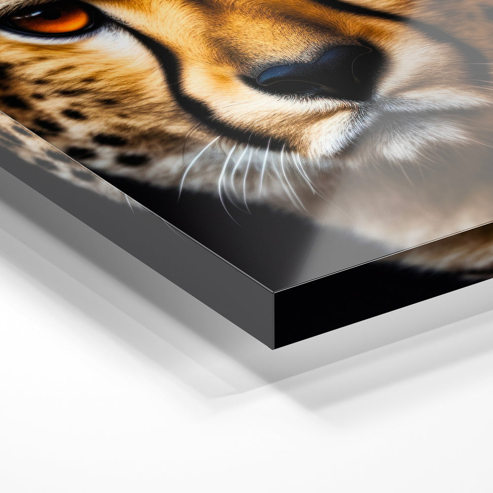 Gros plan de la matière : le tirage sous verre acrylique, tranche transparente visible.