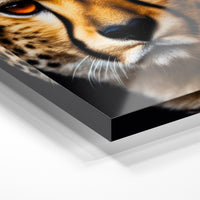 Gros plan de la matière : le tirage sous verre acrylique, tranche transparente visible.