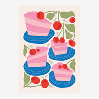 Illustration de trois gâteaux en couches roses sur assiettes bleues, décorés de cerises rouges et de feuilles vertes, sur.