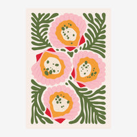 Composition botanique avec quatre fleurs roses aux cœurs orange et pétales pointillés, entourées de feuillages verts.
