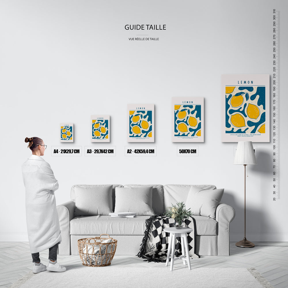 Guide des tailles : le tirage présenté dans ses 5 formats de vente, à l'échelle réelle sur un mur de salon, avec une règle en centimètres.