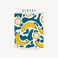 Affiche illustrant des bananes jaunes et des formes géométriques bleu foncé arrangées en motif répétitif sur un fond crème.
