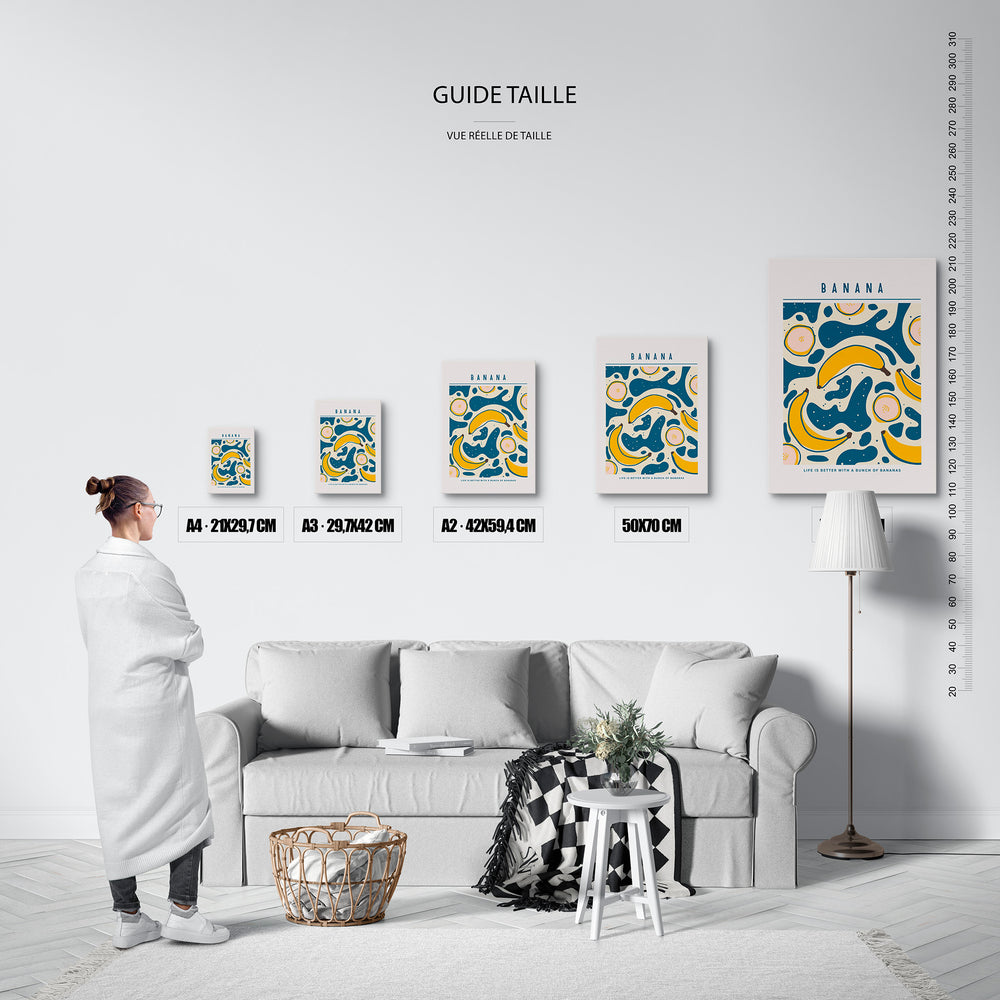 Guide des tailles : le tirage présenté dans ses 5 formats de vente, à l'échelle réelle sur un mur de salon, avec une règle en centimètres.