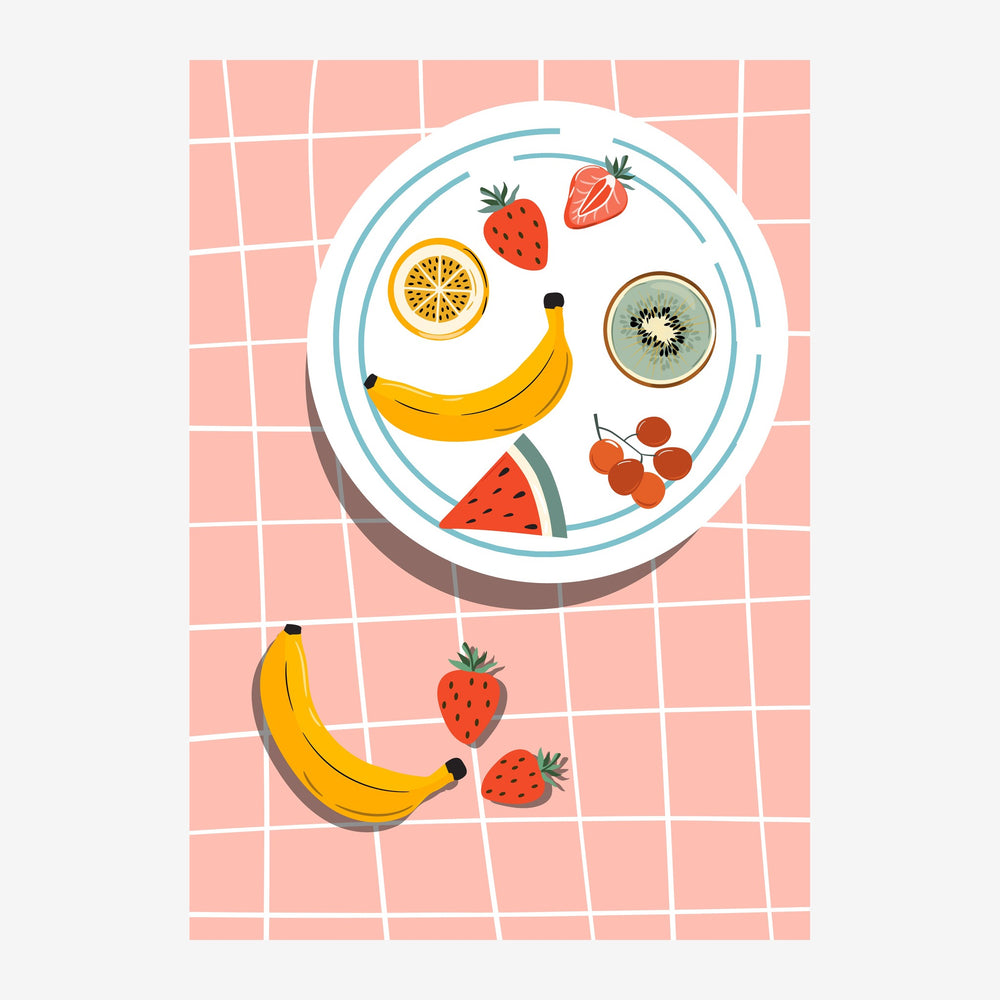 Une assiette bleu ciel avec un visage souriante composé de fruits variés : banane pour la bouche, oranges et kiwi pour les.