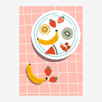 Une assiette bleu ciel avec un visage souriante composé de fruits variés : banane pour la bouche, oranges et kiwi pour les.
