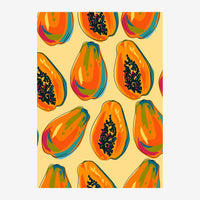 Motif répété de papayes tranchées en demi-cercle, aux oranges vibrants, sur fond jaune pâle, avec contours bleus et graines.