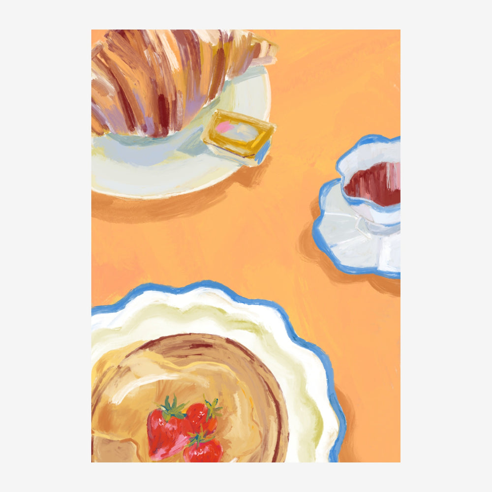 Trois tartes maison servies sur des assiettes blanches et bleues, garnies de fraises rouges et de confiture dorée, sur un.