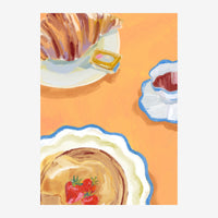 Trois tartes maison servies sur des assiettes blanches et bleues, garnies de fraises rouges et de confiture dorée, sur un.