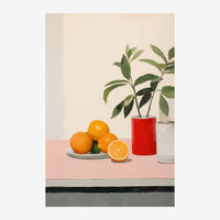 Sur une surface rose, une composition simple : des oranges fraîches dans une assiette grise, une moitié d'orange tranchée.