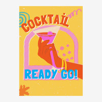 Affiche pop art jaune vif présentant un cocktail rose dans une arche rose, avec les textes « COCKTAIL » en rouge et « READY.