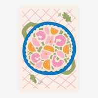 Illustration stylisée d'une pizza garnie de crevettes roses, rondelles d'orange et herbes, cernée d'un anneau bleu sur fond.