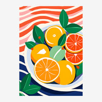 Illustration stylisée montrant des oranges et citrons tranchés avec des feuilles vertes sur un fond de vagues géométriques.