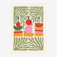 Affiche illustrée montrant trois compositions de fruits et légumes empilés sur fond crème, encadrées par des motifs de.