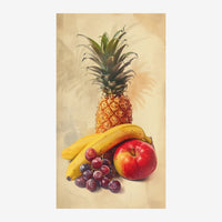 Composition de fruits sur fond beige : ananas aux feuilles vertes au-dessus, pomme rouge, deux bananes jaunes, et grappe de.