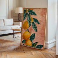 Le tableau accroché en situation dans un intérieur meublé.
