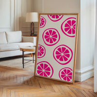 Le tableau accroché en situation dans un intérieur meublé.