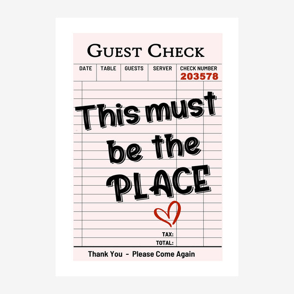 Imitation de ticket de restaurant sur fond rose pâle, avec le texte « This must be the place » en grands caractères noirs et.