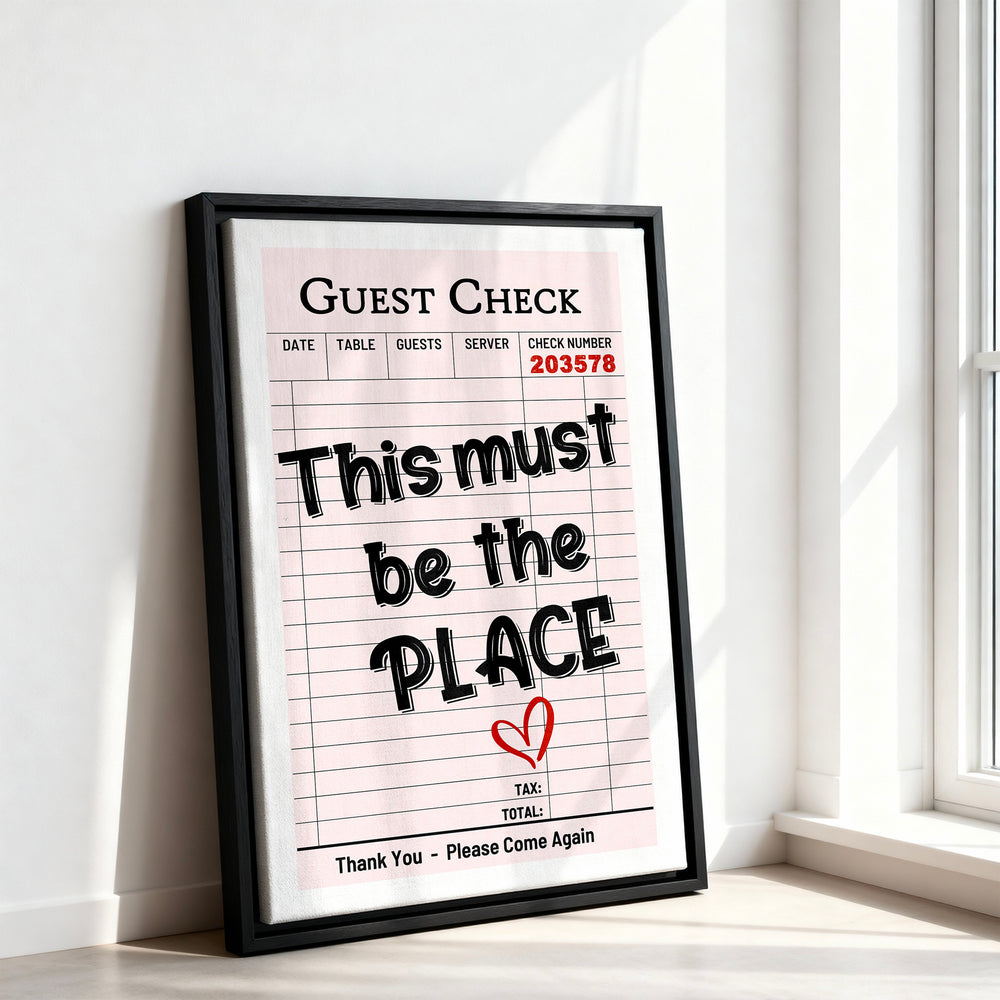 Le tableau accroché en situation dans un intérieur meublé.