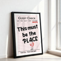 Le tableau accroché en situation dans un intérieur meublé.