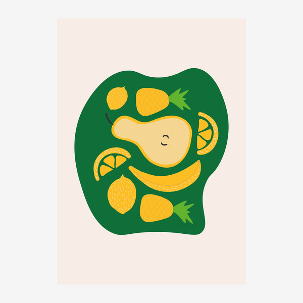 Une poire souriante jaune pâle entourée de citrons, banane et tranches d'orange sur un fond vert foncé aux contours.