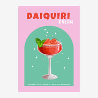 Affiche avec un verre de cocktail rouge garni de fraises et de menthe, sur fond vert sauge dans une arche, texte « Daiquiri.