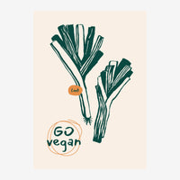 Illustration de deux poireaux aux tracés minimalistes en vert foncé sur fond beige clair, avec le texte « leek » et « GO.