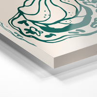 Gros plan de la matière : le tirage sous verre acrylique, tranche transparente visible.