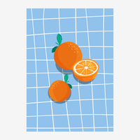 Trois oranges dont une tranchée en demi-citron posées sur un carrelage bleu ciel régulier en arrière-plan stylisé.
